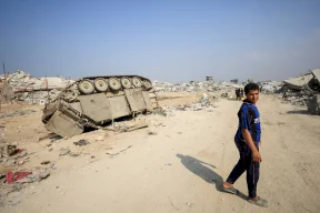 محملة بأطنان المتفجرات... كيف دمرت إسرائيل مدينة غزة بناقلات جند مدرعة؟