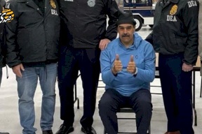 أمريكا تقتاد الرئيس الفنزويلي للتحقيق وتبث صوراً له