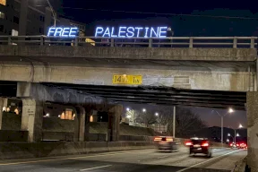 "قدامى محاربين" بولاية كارولاينا الشمالية يرفعون لافتة مضيئة "Free Palestine" تضامنا مع شعبنا