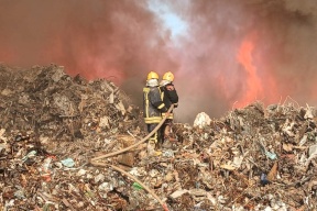 الدفاع المدني يسيطر على حريق هائل في مصنع حديد بأريحا (صور)