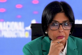 ديلسي رودريغيز تؤدي اليمين الدستورية كقائمة بأعمال رئيس فنزويلا 