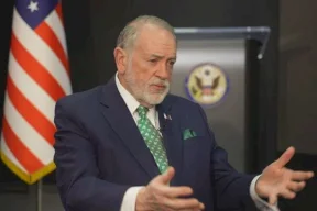 هاكابي: لن يسمح لحماس بالاستمرار في تأجيل نزع سلاحها ولن يكون لها مستقبل بغزة