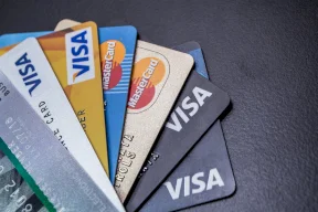 ترامب يطالب بتحديد فائدة بطاقات الائتمان عند 10% لمدة عام