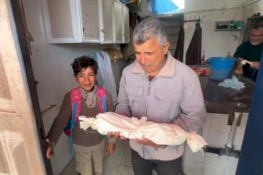 وفاة طفل رضيع بردًا في قطاع غزة