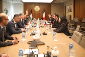 محافظ سلطة النقد يلتقي القنصل العام الفرنسي ويبحثان تطورات القطاع المالي والمصرفي