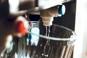 تحذير هام.. خطر صحي خفي في موزعات المياه الشائعة