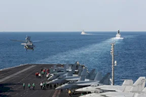 حاملة الطائرات لينكولن تدخل الشرق الأوسط وواشنطن تنقل أنظمة دفاع لحماية الحلفاء