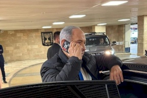 صورة لنتنياهو يغطي كاميرا هاتفه تثير جدلا واسعا حول الأمن الرقمي