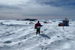 العلم الفلسطيني  يرفرف في القارة  الجنوبية القطبية 