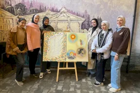 أرجوان الأمل.. فتيات غزة يبحن بالألوان في وجه الإبادة غزة