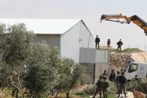 بيت لحم: قوات الاحتلال تهدم بركسا لبيع قطع السيارات في بيت جالا 