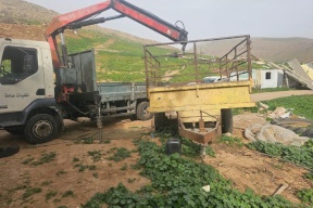 مستوطنون يجبرون 15 عائلة على تفكيك مساكنها والرحيل عنها في الأغوار