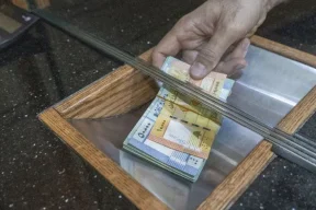 لبنان يقر زيادة في رواتب القطاع العام ويرفع الضرائب