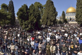 80 ألفًا يؤدون صلاة الجمعة الأولى من شهر رمضان في المسجد الأقصى