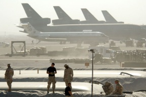 تقرير: البنتاغون أجلى مئات الجنود الأمريكيين من عدة قواعد في البحرين وقطر