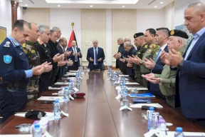 الشيخ يعقد اجتماعًا أمنيًا بحضور رئيس الوزراء وكبار المسؤولين لبحث المستجدات السياسية والأمنية