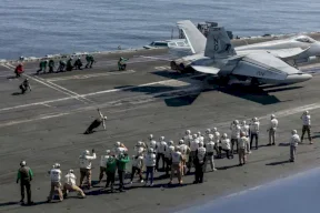 Le Corps des Gardiens de la Révolution iranien cible le porte-avions américain "USS Abraham Lincoln" avec 4 missiles