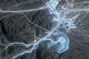 صور الأقمار الصناعية تكشف غارات على مجمع نطنز النووي بإيران