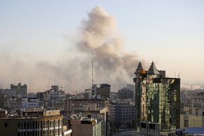 رشقات صاروخية متزامنة من إيران ولبنان نحو إسرائيل وغارات جوية على طهران