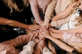 بين الرمزية والواقع.. هل تحتاج المرأة إلى "يوم عالمي" أصلا؟