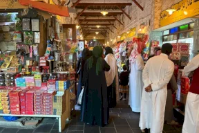 ليالي رمضان تنعش سوق واقف.. حركة بيع نشطة ومقاهٍ مكتظة