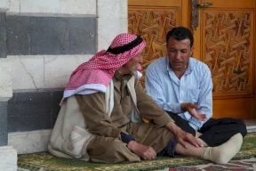 تراويح ورزق وصداقات جديدة.. حكايات رجال تبدأ بركعة وتنتهي بعلاقة عمر