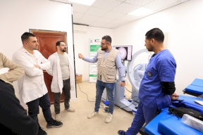 وافـا تسلّم مستشفى الأمل في جنين جهاز لتفتيت حصى الكلى 