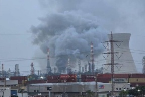 إسرائيل تقرّ بإصابة مصافي النفط في حيفا جراء إطلاق صواريخ إيرانية