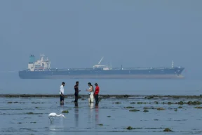 المصافي الهندية والآسيوية تتأهب لاستئناف شراء النفط الإيراني بضوء أخضر أميركي