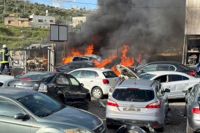 مستعمرون يحرقون مشطبا للمركبات في دير شرف وخيمة في المسعودية