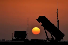 الدفاعات الخليجية تتصدى لهجمات إيرانية.. وسقوط مروحية قطرية في البحر