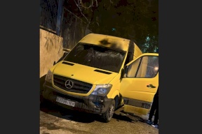 مستوطنون يهاجمون قرية برقا ويضرمون النار في عيادة وشاحنة