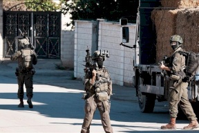 شهيد وإصابات إثر إطلاق الاحتلال الرصاص على عدة مركبات وملاحقتها وانقلابها جنوب الخليل