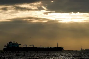 مضيق هرمز.. إيران تسمح بعبور "الدول الصديقة" والبحرين تدعو لحمايته