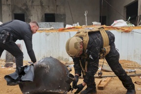 الشرطة تتعامل مع سقوط شظايا صواريخ في رام الله وطولكرم (صور وفيديو)