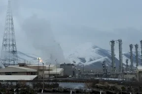 غارات تستهدف مفاعل آراك بوسط إيران.. وقصف مصنع لليورانيوم