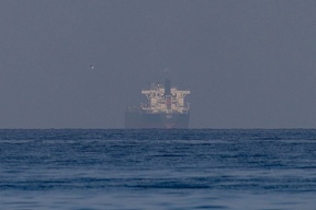 إغلاق مضيق هرمز يسبّب ارتفاعًا حادًا في تكاليف تأمين السفن.. بحّارة عالقون يستنجدون لمغادرة الخليج