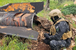 الشرطة الفلسطينية تتعامل مع شظايا صاروخية في طوباس