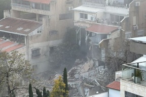 مصابون وعالقون إثر إصابة مبنى بصاروخ إيراني في حيفا 