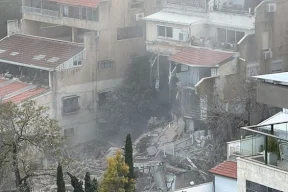 مصابون وعالقون إثر إصابة مبنى بصاروخ إيراني في حيفا 