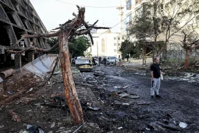 غارات على بيروت وحزب الله يعلن استهداف بارجة إسرائيلية