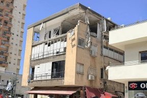 مصاب وأضرار في نحو 30 موقعا بمنطقة تل أبيب وإسرائيل تهاجم أكبر منشأة بتروكيماويات بإيران