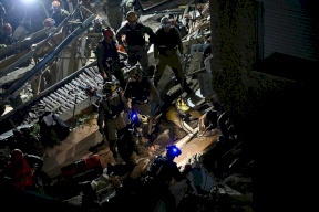 قتيلان ومفقودان تحت الأنقاض في حيفا بعد هجوم إيراني (فيديو)