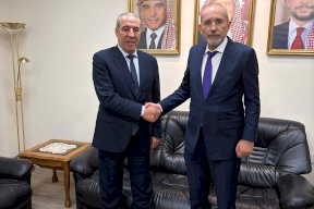 الشيخ يلتقي الصفدي في الأردن