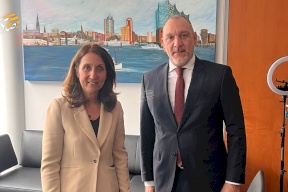 L'ambassadeur Laith Arfa informe le membre de la commission des affaires étrangères Aydın Ozoğuz sur les développements en Palestine