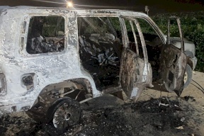 فيديو:مستوطنون يحرقون مركبتين في يطا بالخليل