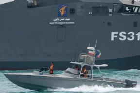 الحرس الثوري يحذر: الاقتراب من مضيق هرمز سيُعد تعاونا مع العدو