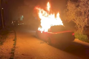 مستعمرون يحرقون منزلا ومركبة في بلدة ترمسعيا