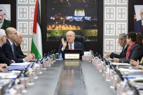 رئيس الوزراء يوجه بخصم رسوم ترخيص المركبات والرخص الشخصية للموظفين العموميين لعام 2026 من رصيد مستحقاتهم