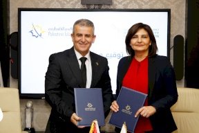 La Banque Islamique Palestinienne signe un mémorandum de coopération avec l'Association des Amis de l'Université de Birzeit